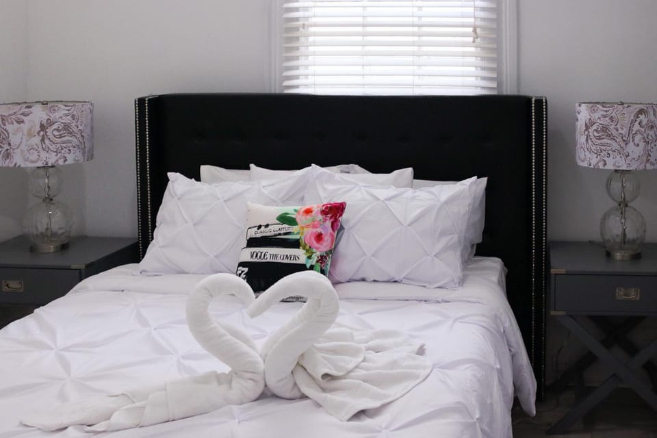 9BR-SLEEPS 19. Amazing Deal!! Hotel in Viavant-Venetian Isles