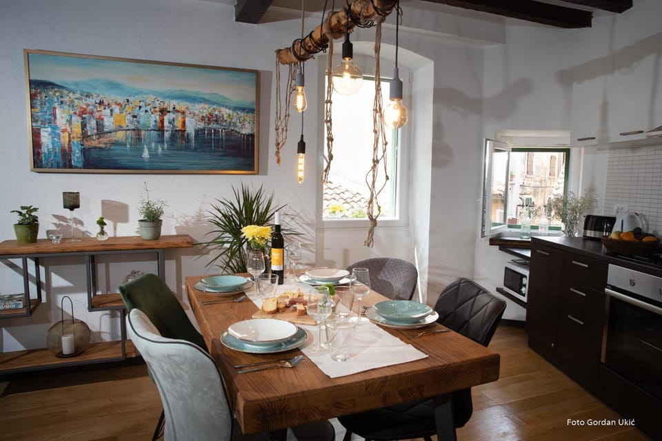Restaurant/places to eat, Dining area
