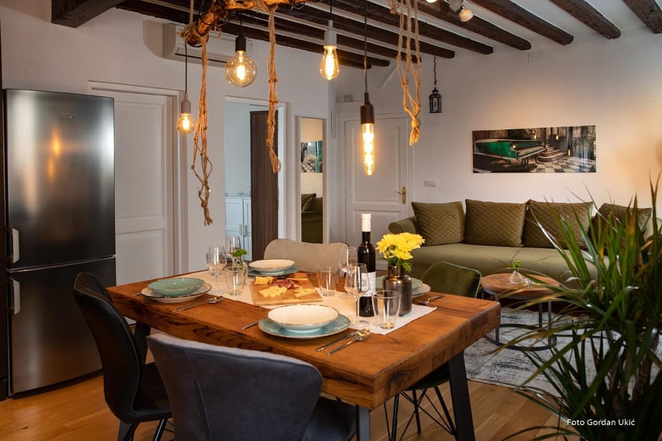 Restaurant/places to eat, Dining area