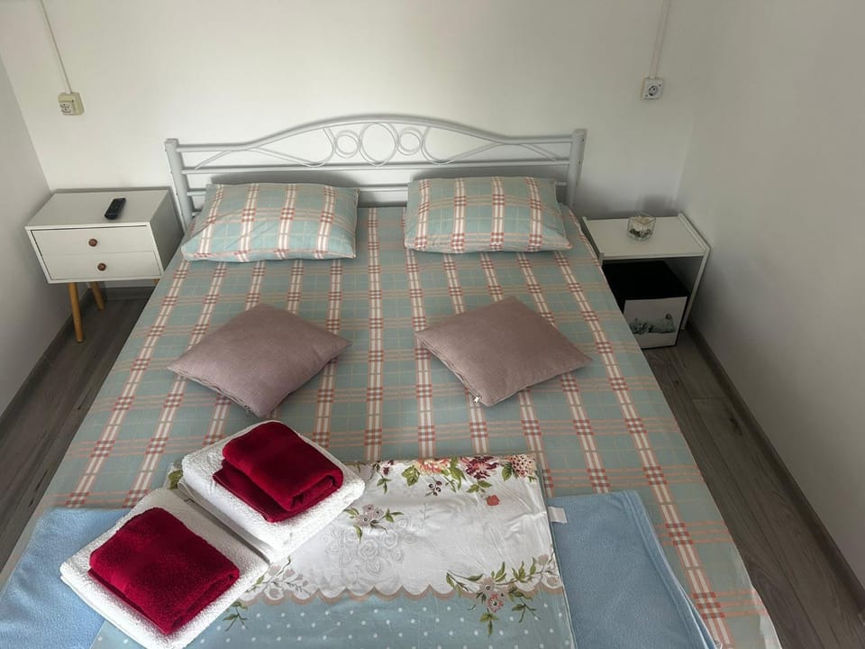Bed, Photo of the whole room, Bedroom, hair dresser, towels