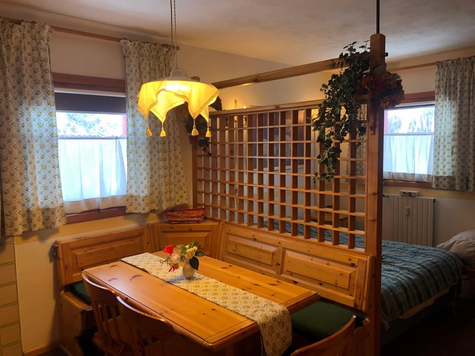 Photo of the whole room, Dining area