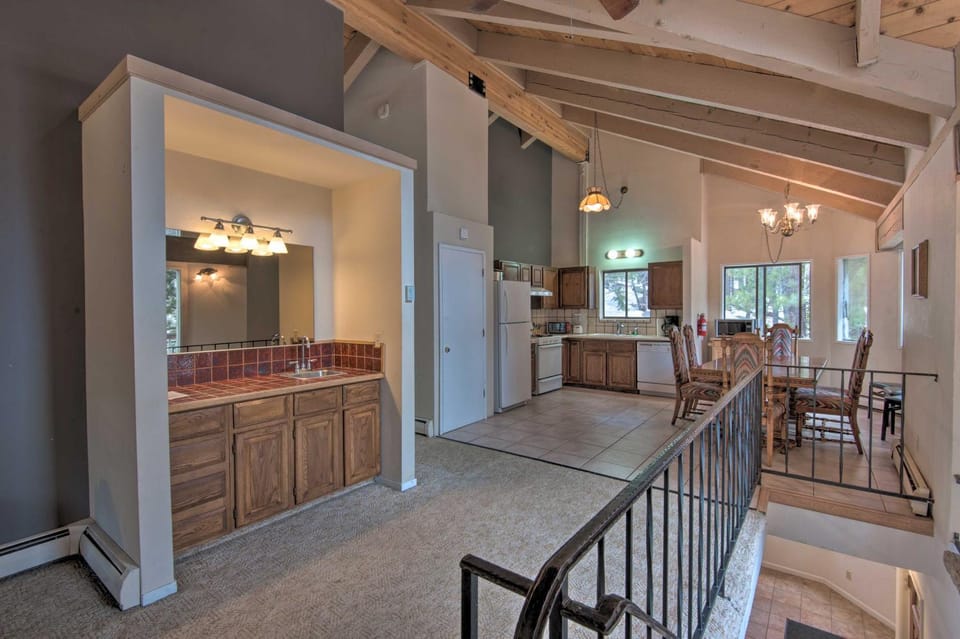 Stateline Ski House: Walk to Boulder Lift! House in Kingsbury