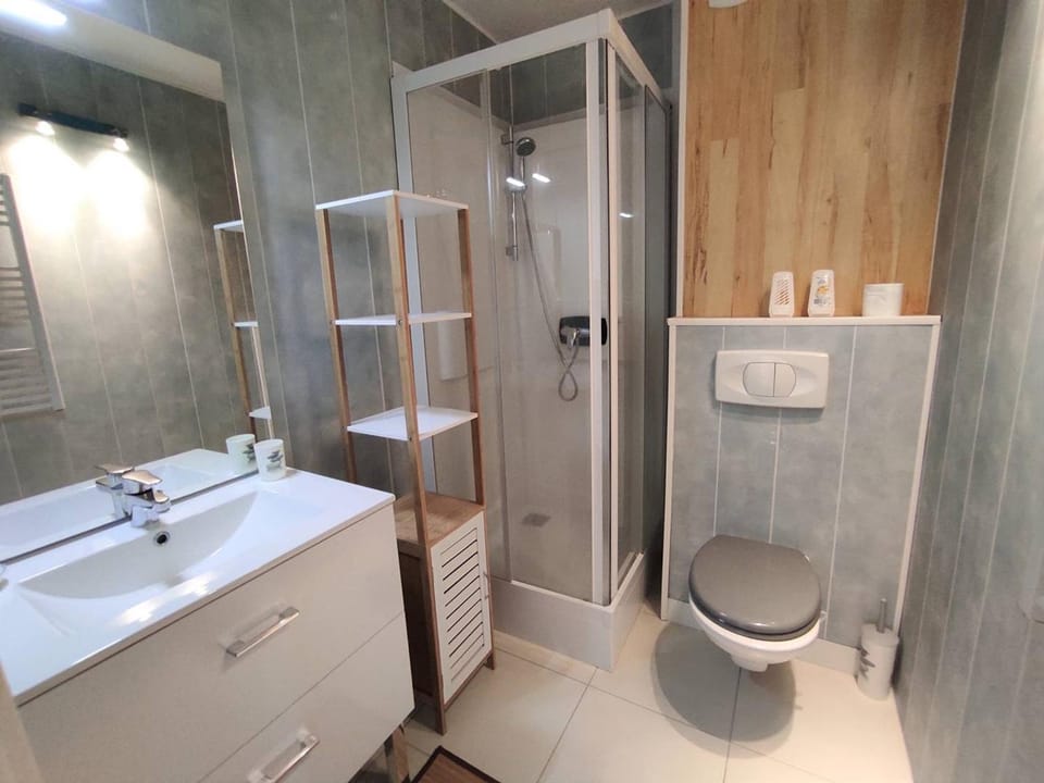 Appartement rénové, calme 300m plage, avec parking et balcon – Beg Meil, Fouesnant - FR-1-481-55 Apartment in Fouesnant