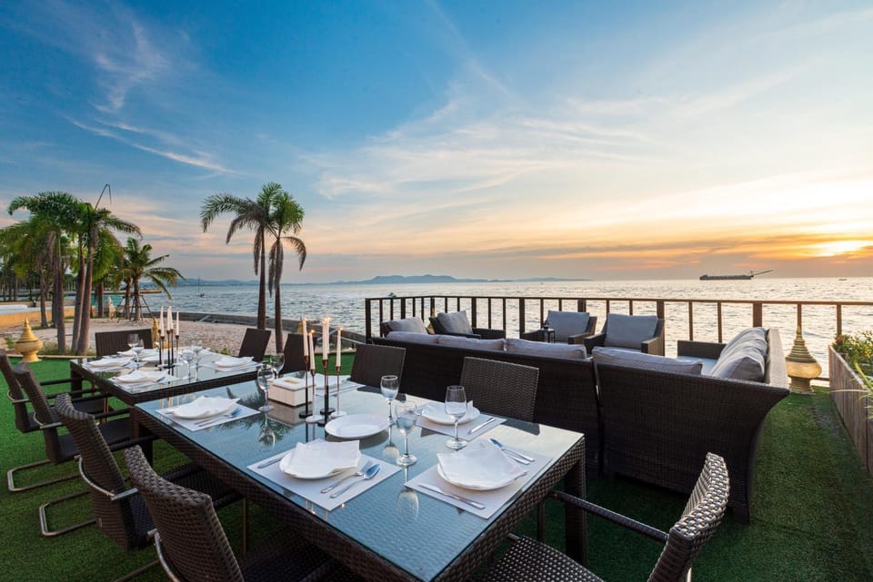 Patio, Restaurant/places to eat, Balcony/Terrace, Dining area, Sea view