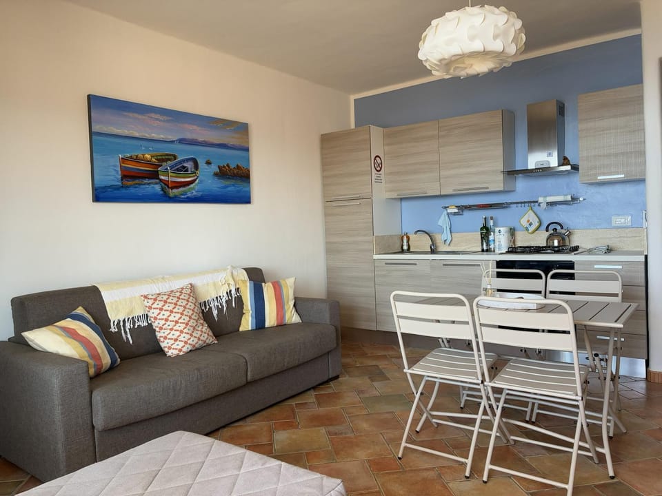 Kitchen or kitchenette, Living room, Seating area, Dining area