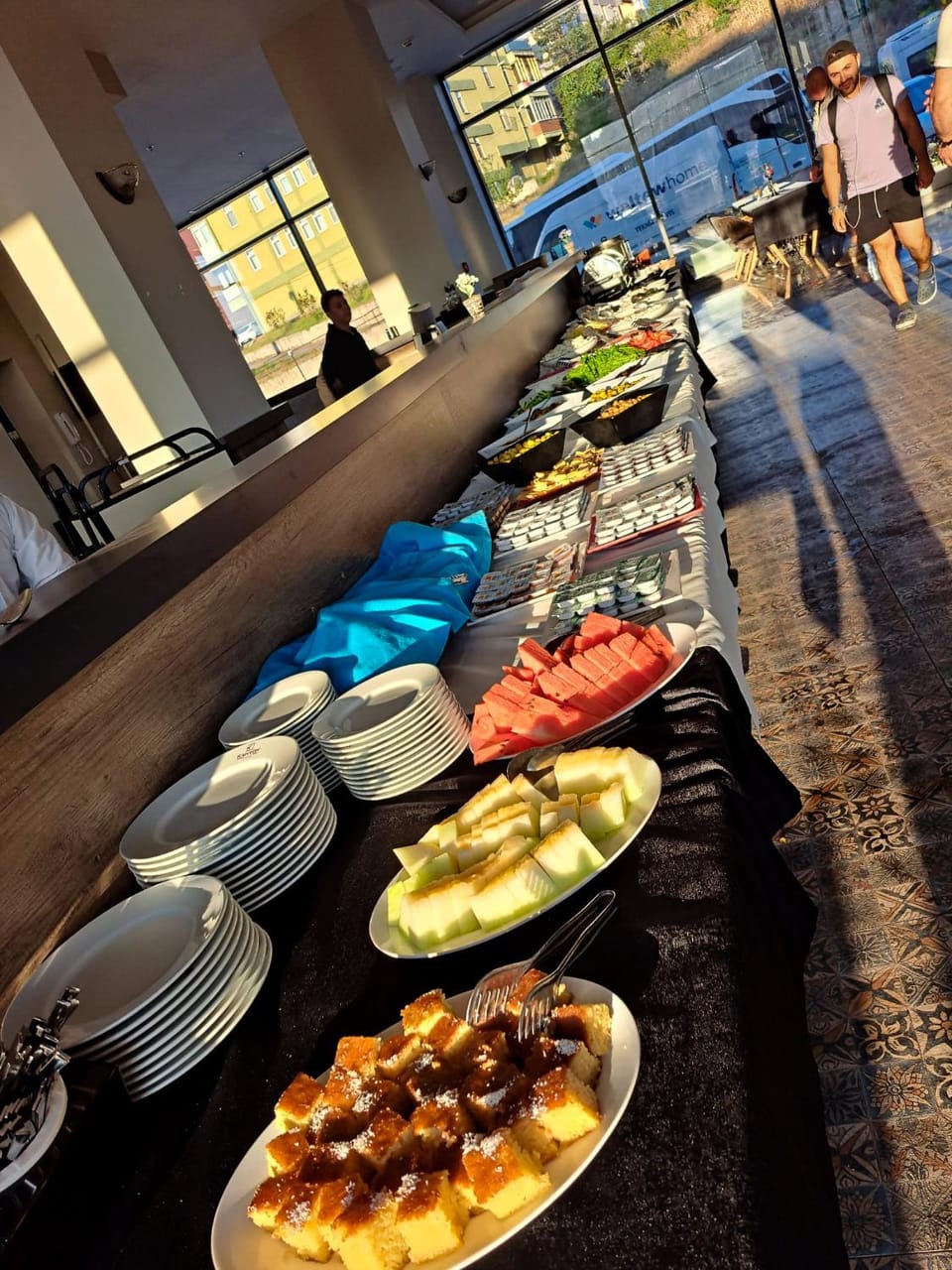 Restaurant/places to eat, People, Food and drinks, Banquet/Function facilities, Food, Buffet breakfast, Drinks