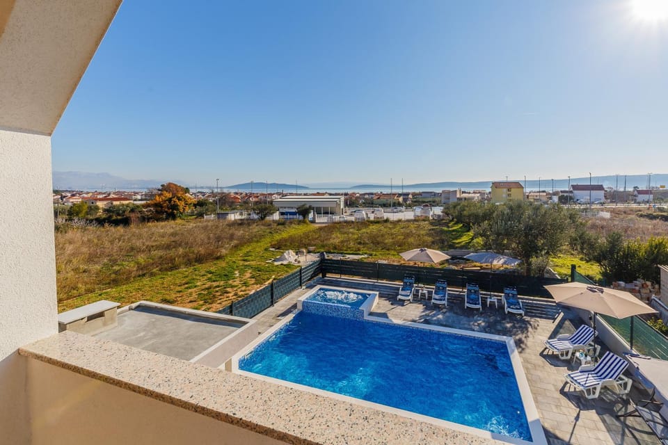 Swimming pool, Swimming pool