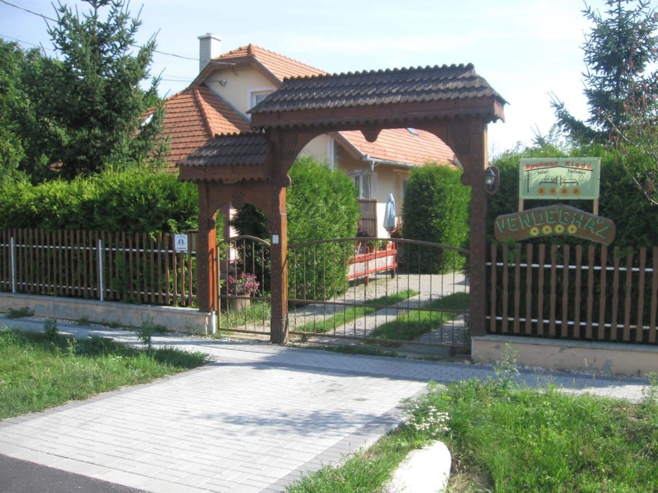 Facade/entrance, Neighbourhood