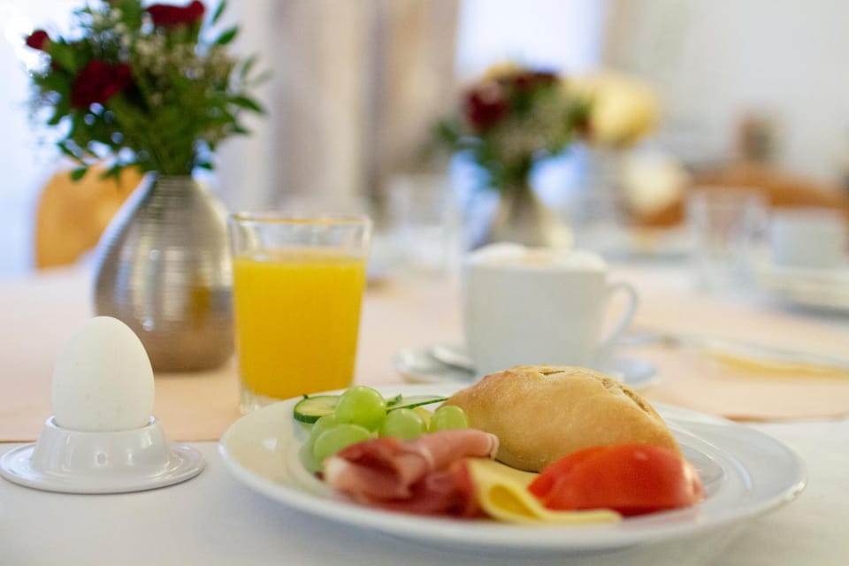 Food and drinks, Food, Breakfast, Continental breakfast