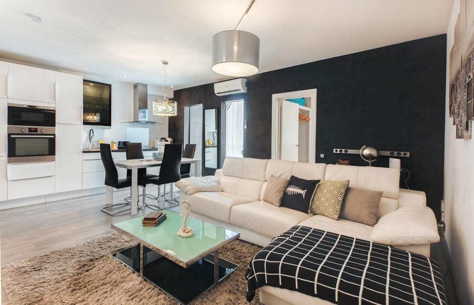 Kitchen or kitchenette, Living room, Seating area, Dining area