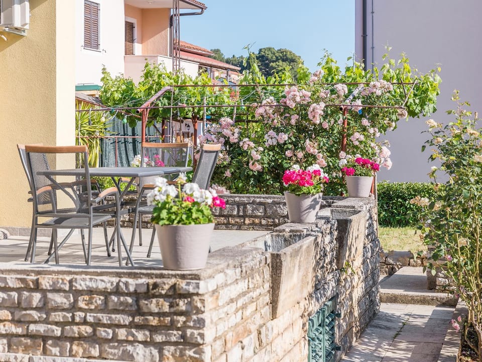 Property building, Patio, Garden, Balcony/Terrace, Garden view