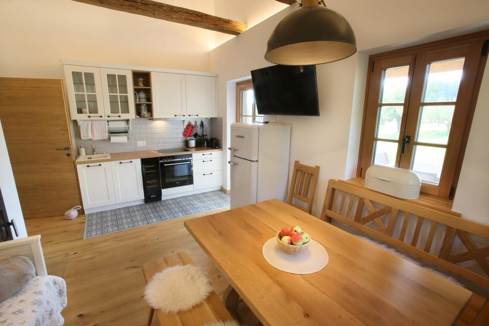 Kitchen or kitchenette, Dining area
