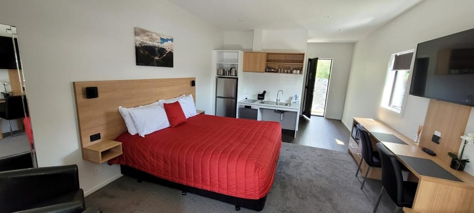 Bed, Kitchen or kitchenette