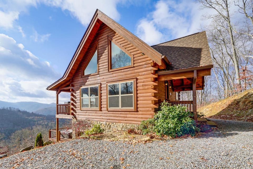 Elevated Cabin Bordering Smoky Mountain Nat'l Park Cabin in Swain County