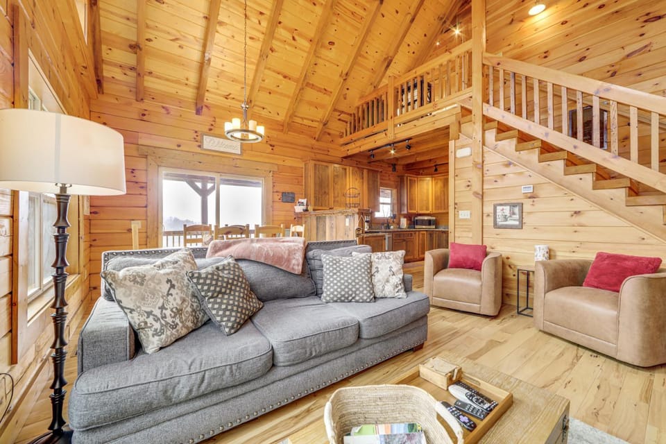 Elevated Cabin Bordering Smoky Mountain Nat'l Park Cabin in Swain County