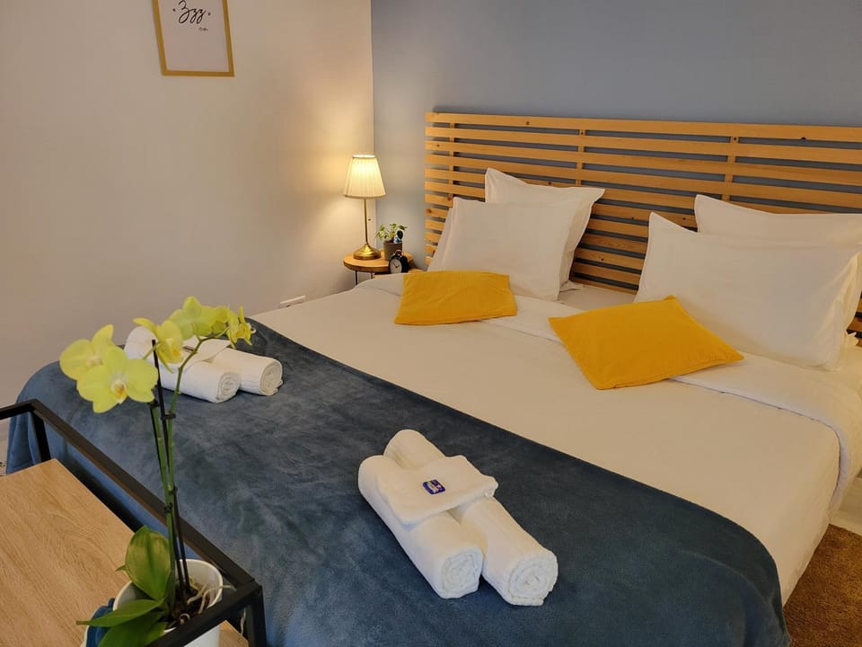 Bed, Bedroom, towels