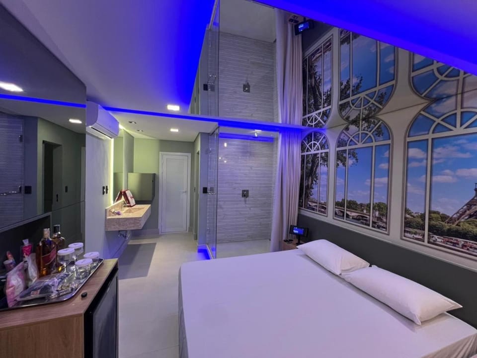 Bed, TV and multimedia, Bedroom, Breakfast