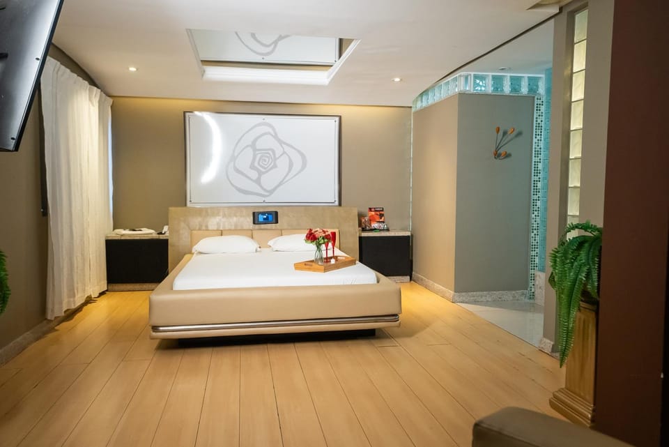 Bed, TV and multimedia, Bedroom, Swimming pool, air conditioner