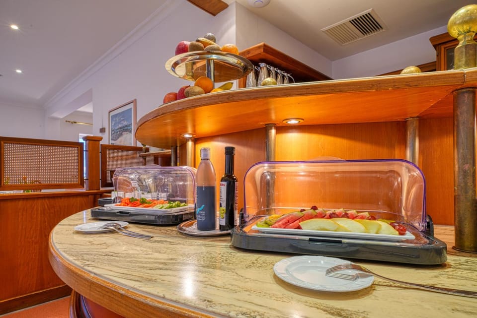 Restaurant/places to eat, Buffet breakfast