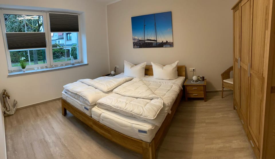Bed, TV and multimedia, Bedroom
