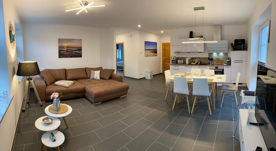 TV and multimedia, Kitchen or kitchenette, Living room, Seating area, Dining area