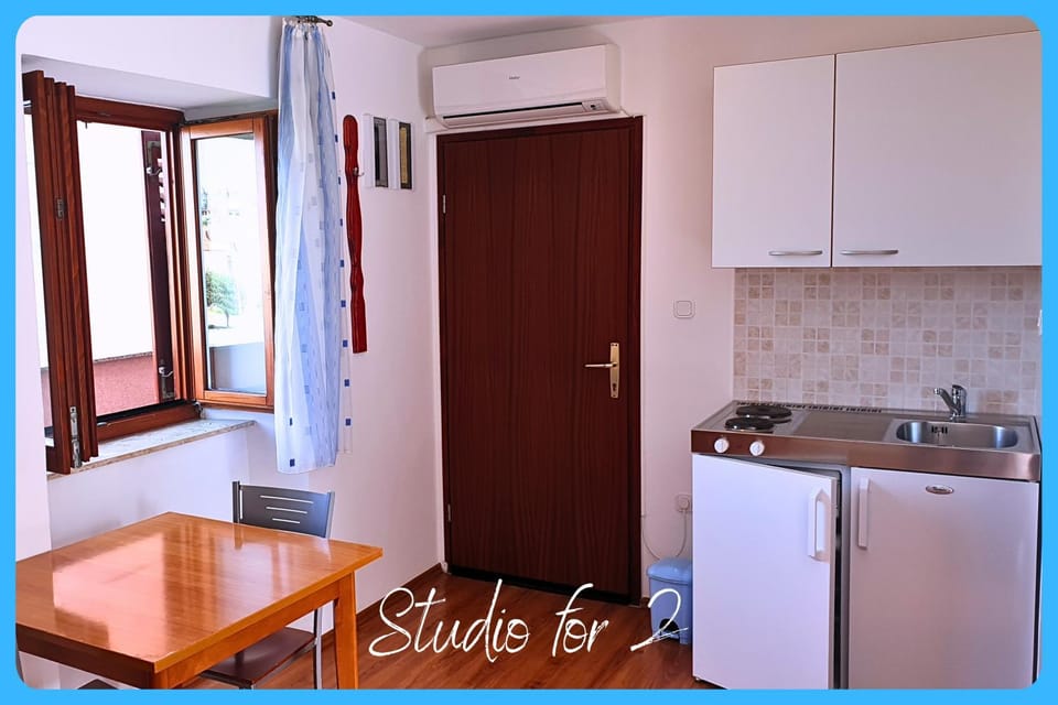 Kitchen or kitchenette, Dining area, stove