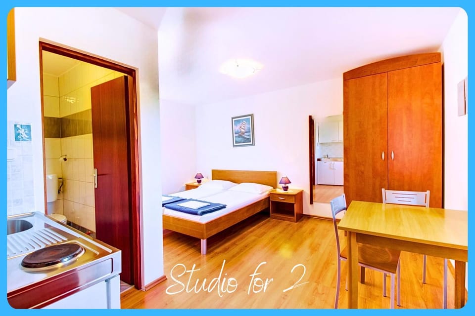 Bed, Living room, Photo of the whole room, Seating area, Dining area, Bedroom, wardrobe