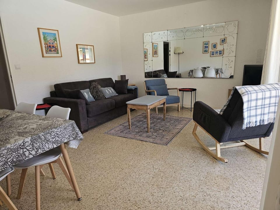 Charmant 2 Pièces avec Vue sur Piscine, Climatisé - FR-1-308-120 Apartment in Le Lavandou