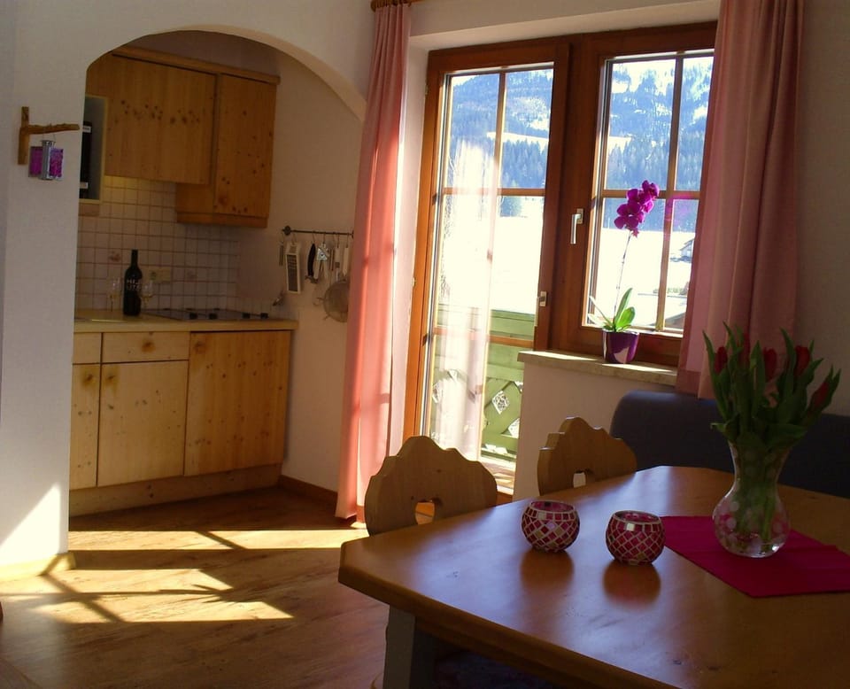 Kitchen or kitchenette, Seating area, Dining area