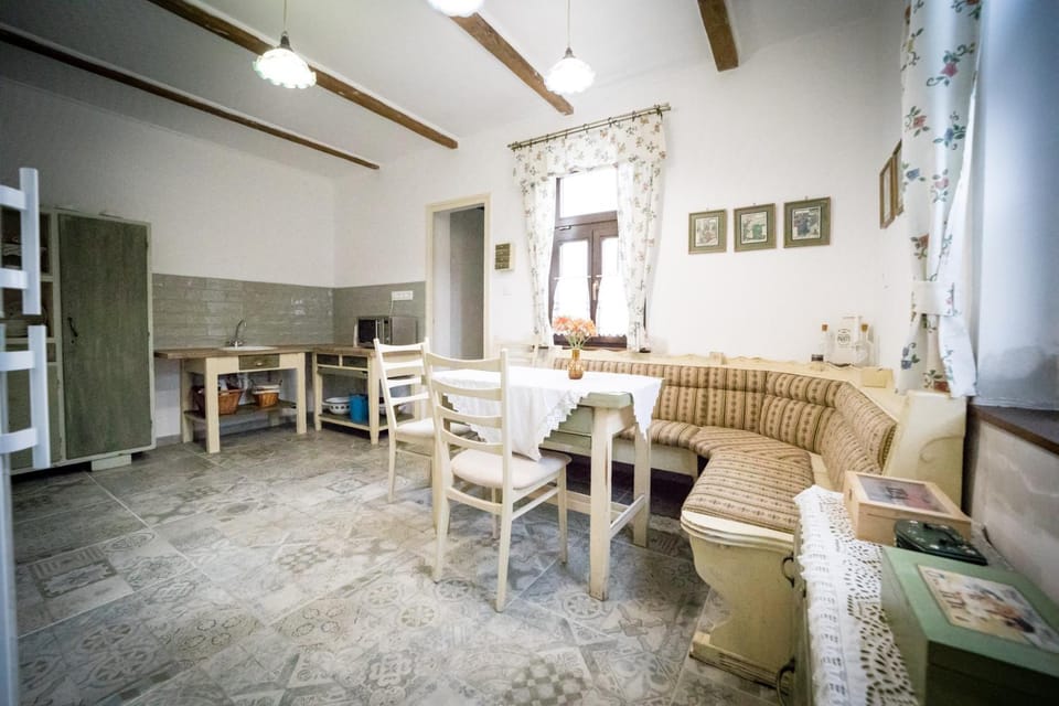 Restaurant/places to eat, Dining area