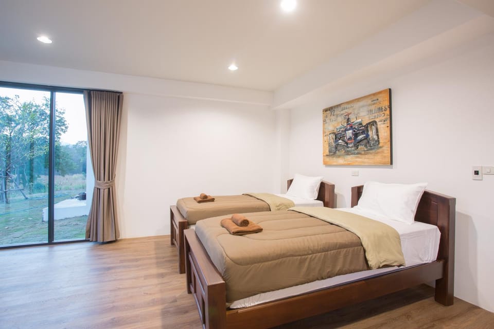 Bed, Living room, Photo of the whole room, Seating area, Bedroom, towels