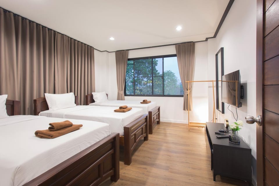 Bed, TV and multimedia, Photo of the whole room, Bedroom, towels