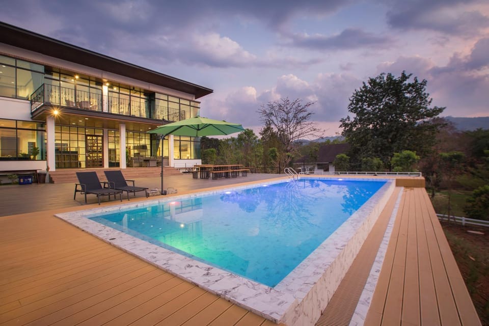 Property building, Day, Natural landscape, Mountain view, Pool view, Swimming pool, sunbed