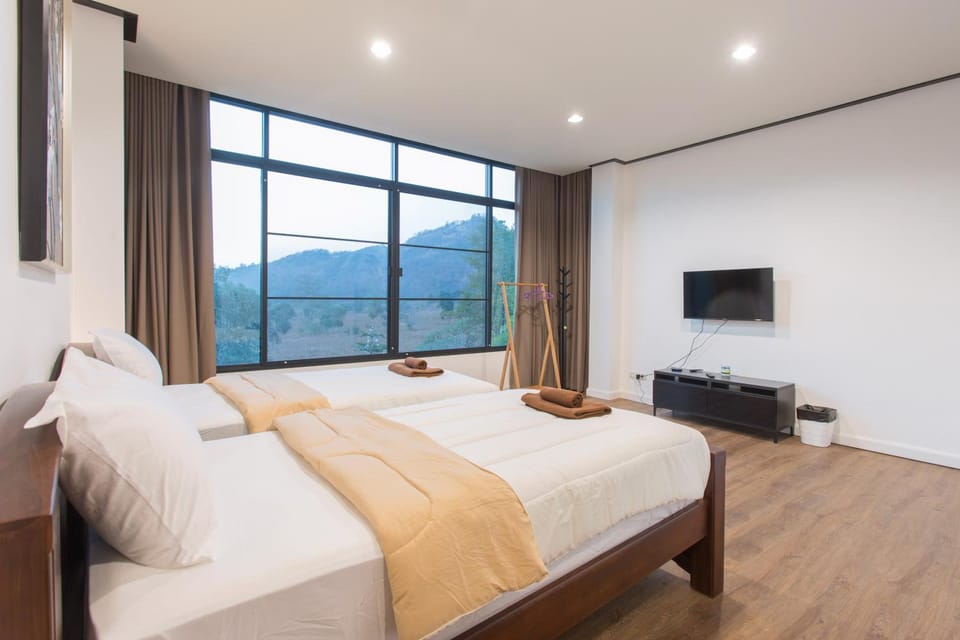 Communal lounge/ TV room, Bed, Natural landscape, TV and multimedia, Photo of the whole room, Evening entertainment, Bedroom, Mountain view