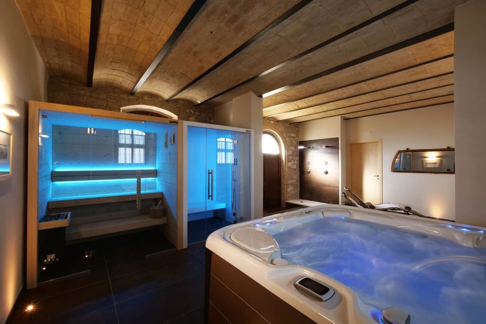 Massage, Sauna, Steam room, Spa and wellness centre/facilities