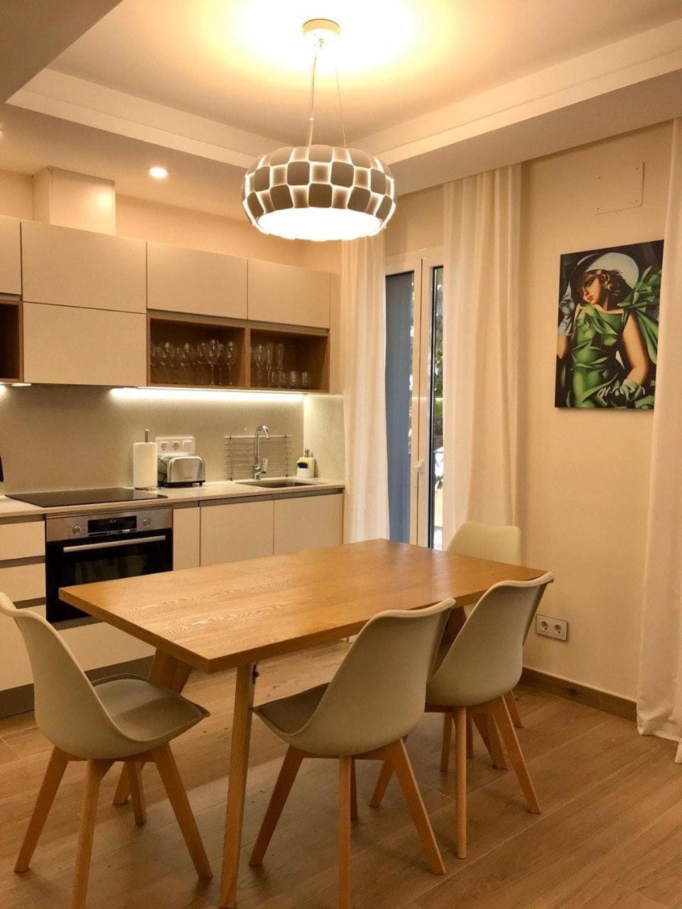 Kitchen or kitchenette, Dining area