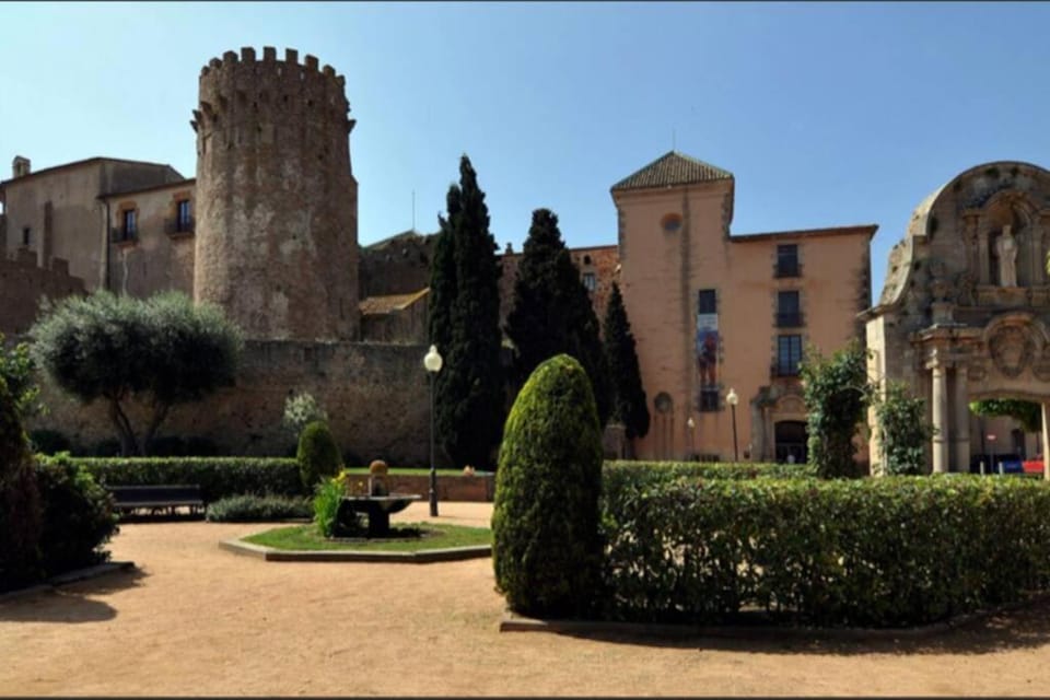 Property building, Nearby landmark, Neighbourhood, Garden