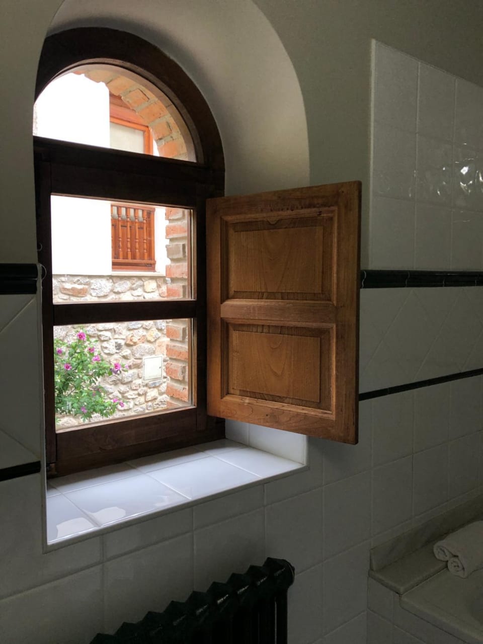 Bathroom, Mountain view, Inner courtyard view