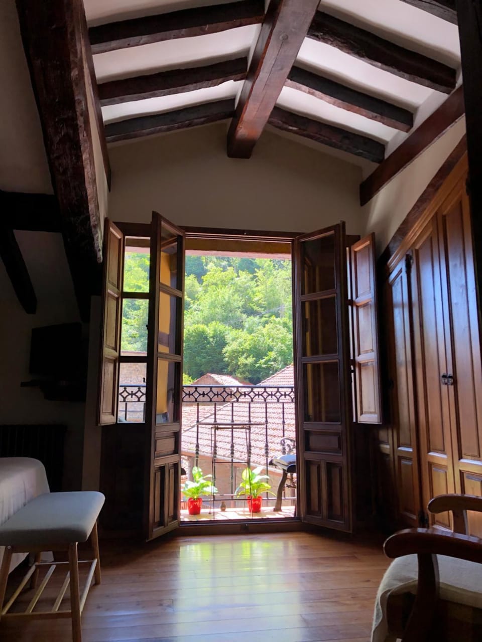 Photo of the whole room, Bedroom