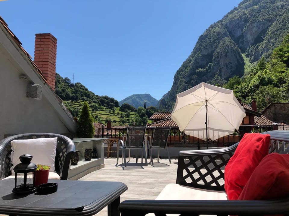 Balcony/Terrace, City view, Mountain view, Street view