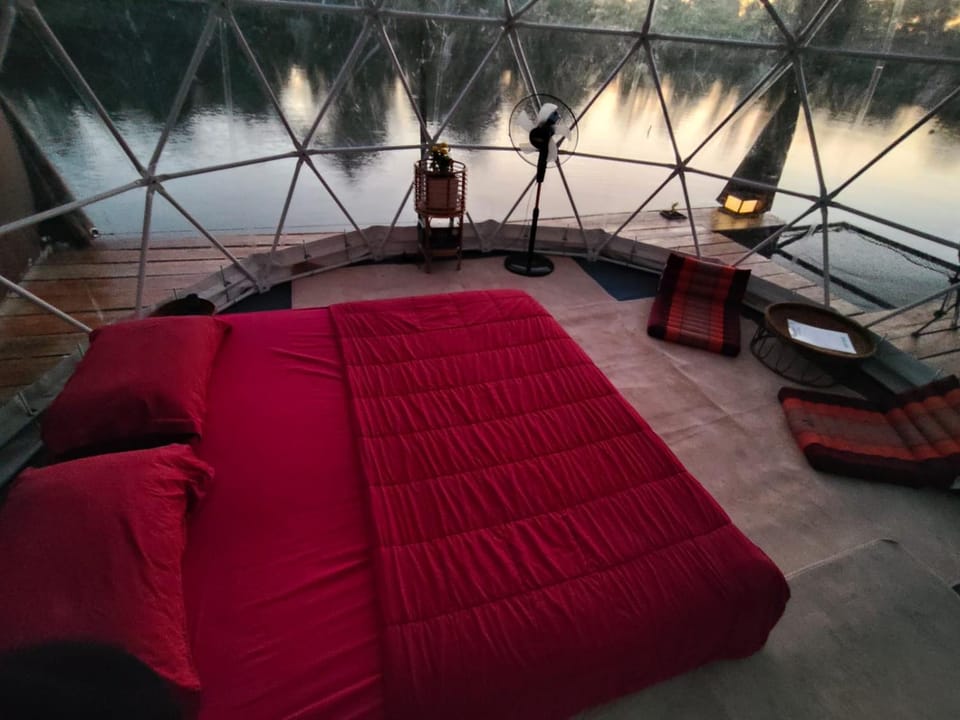 View (from property/room), Seating area, Bedroom, Lake view