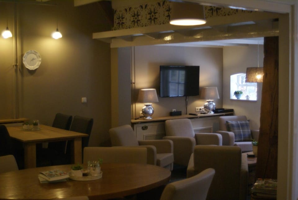 Communal lounge/ TV room