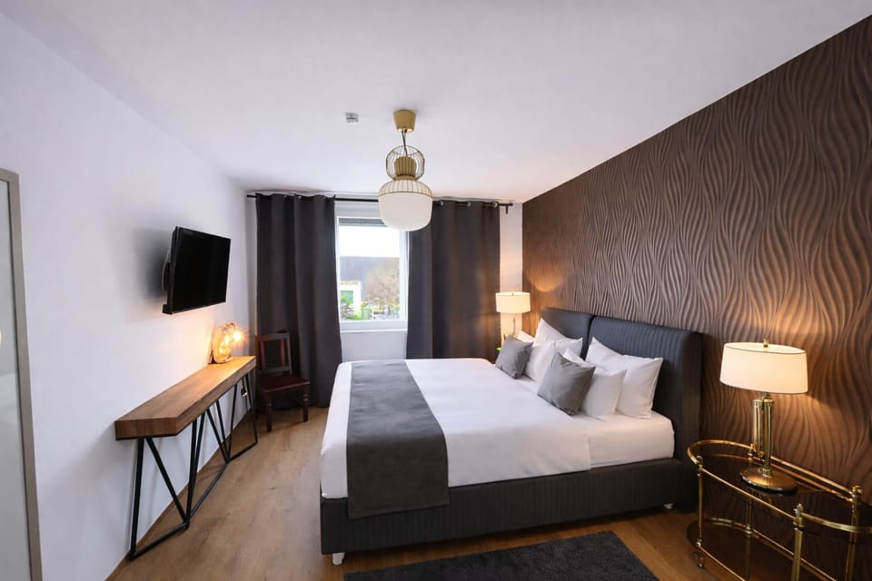 Bed, TV and multimedia, Photo of the whole room, Bedroom