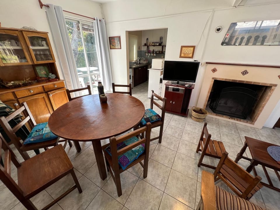 Communal lounge/ TV room, TV and multimedia, Kitchen or kitchenette, Living room, Seating area, Dining area, minibar, oven, pet friendly, stove