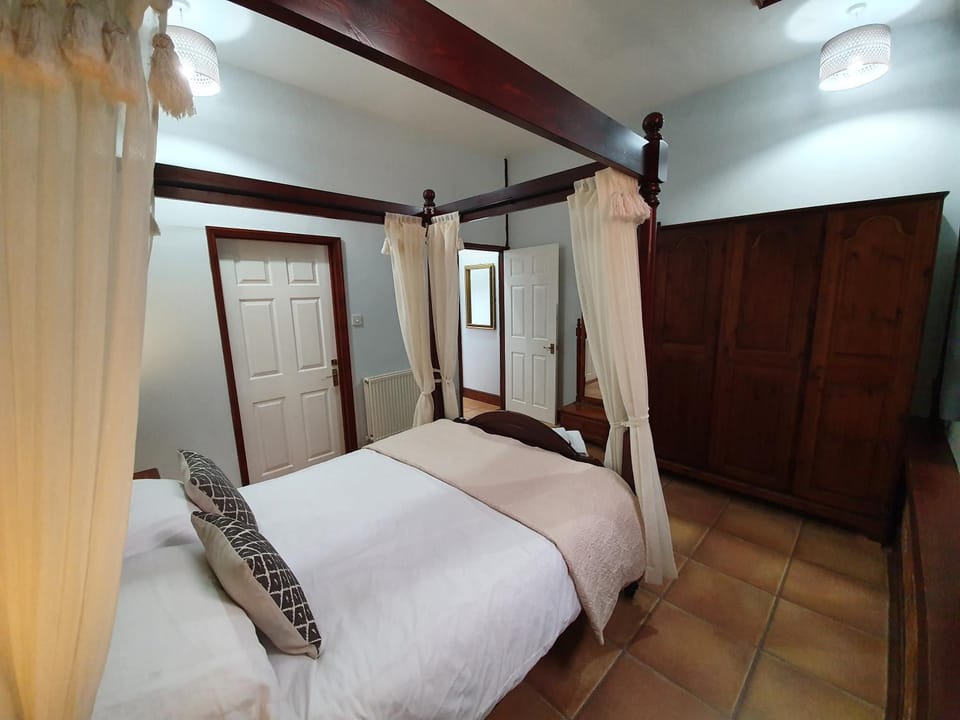 Bed, Photo of the whole room, Bedroom, wardrobe