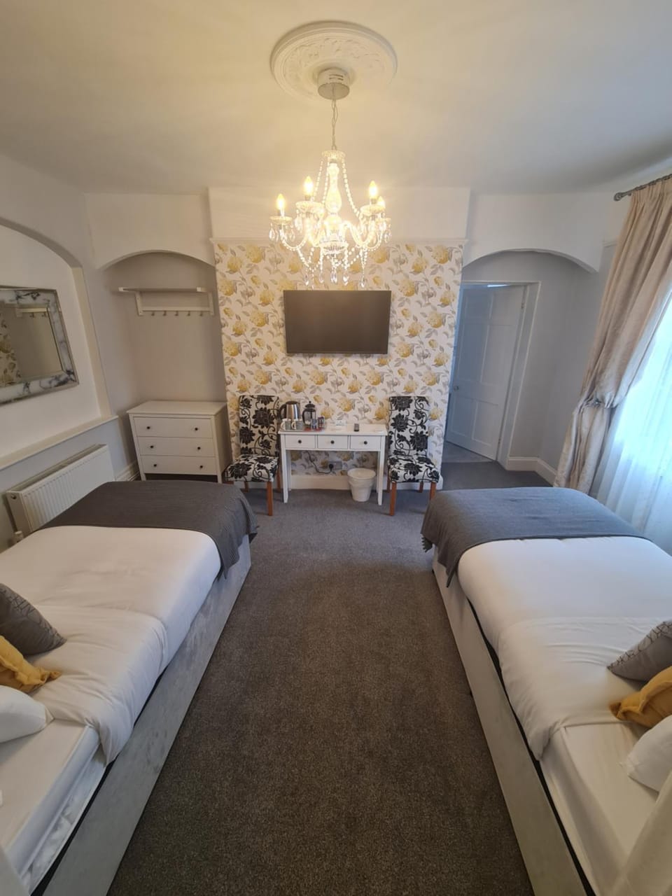 Beaufort Lodge - Central Location & Free Parking Bed and Breakfast in Taunton