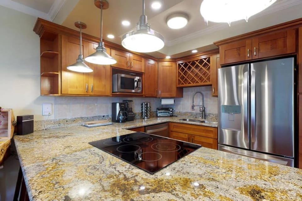 Oceanfront penthouse with amazing views at Kauhale Makai Apartment in Kihei