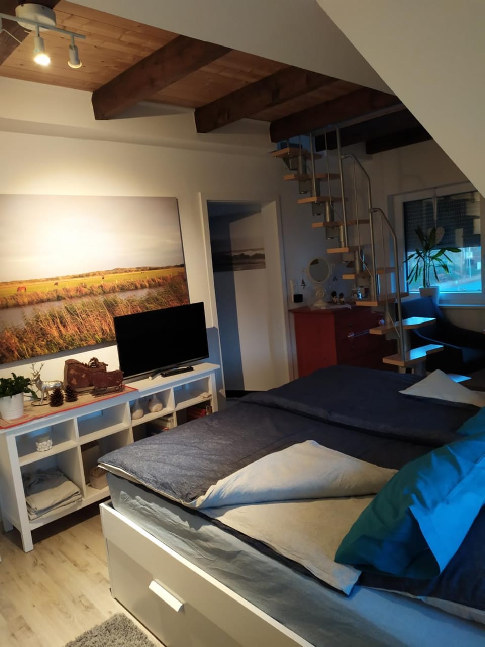 Bed, TV and multimedia, Photo of the whole room, Bedroom