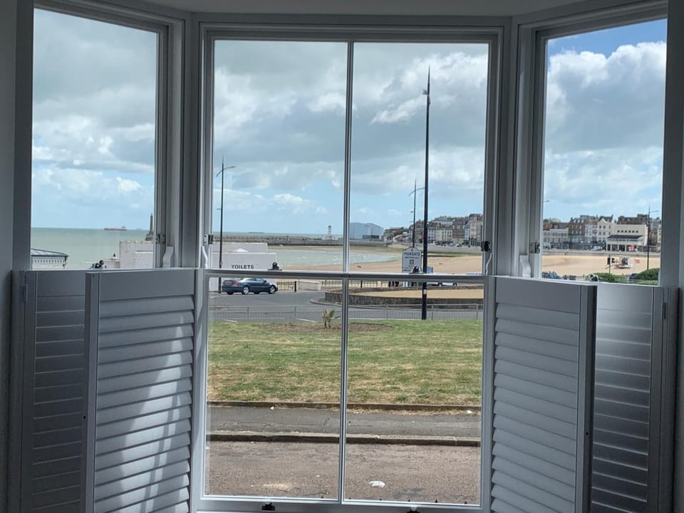 Restaurant/places to eat, View (from property/room), Living room, Sea view, Sea view