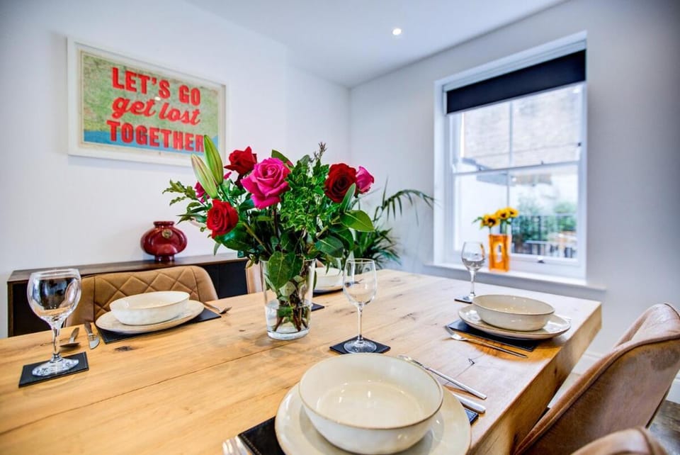 Living room, Food and drinks, Dining area, Food